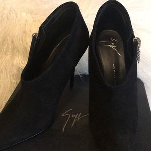 Authentic Giuseppe Zanotti booties. (Black) (37)